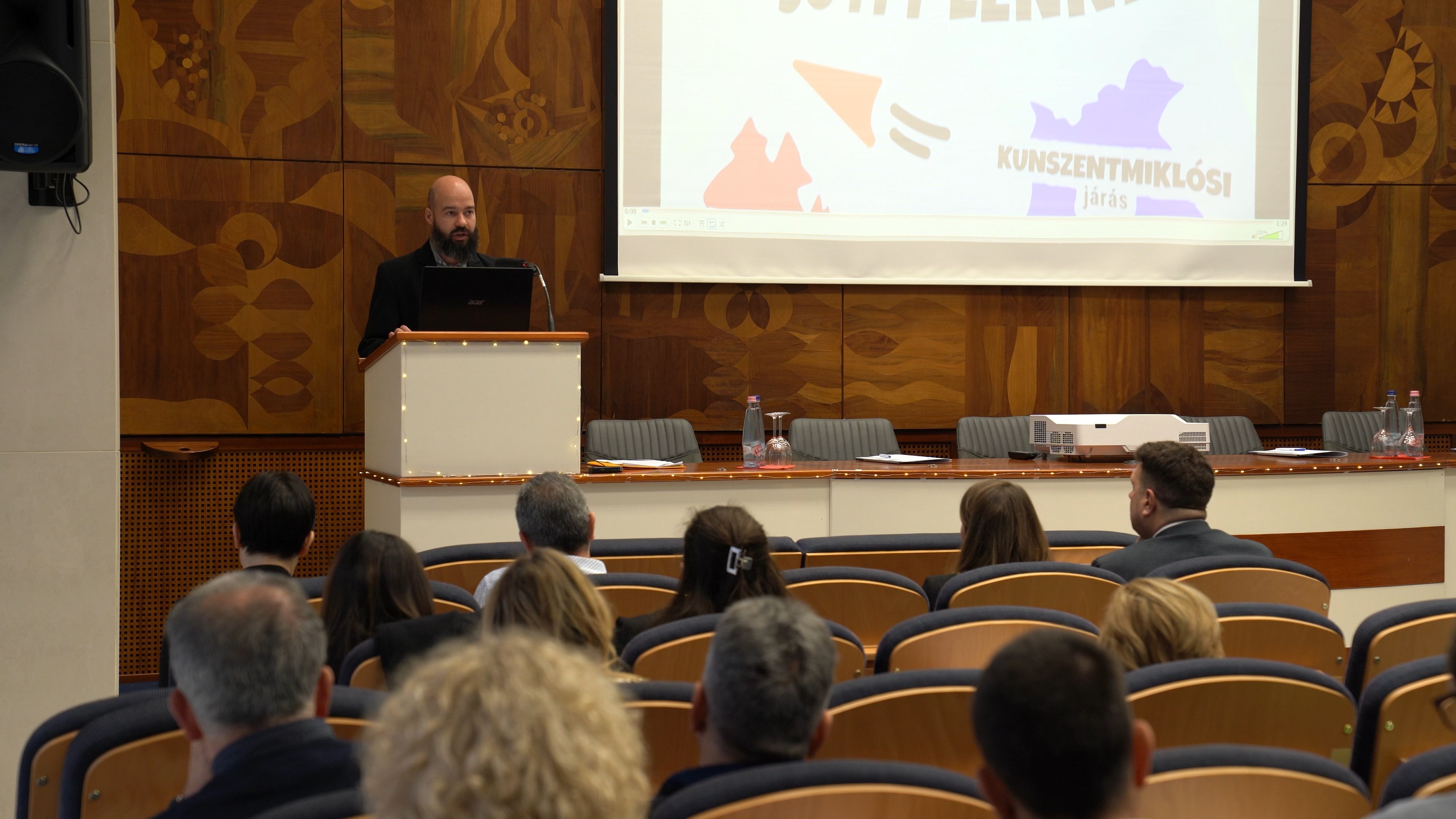 Felzárkózási fórum a Megyeházán